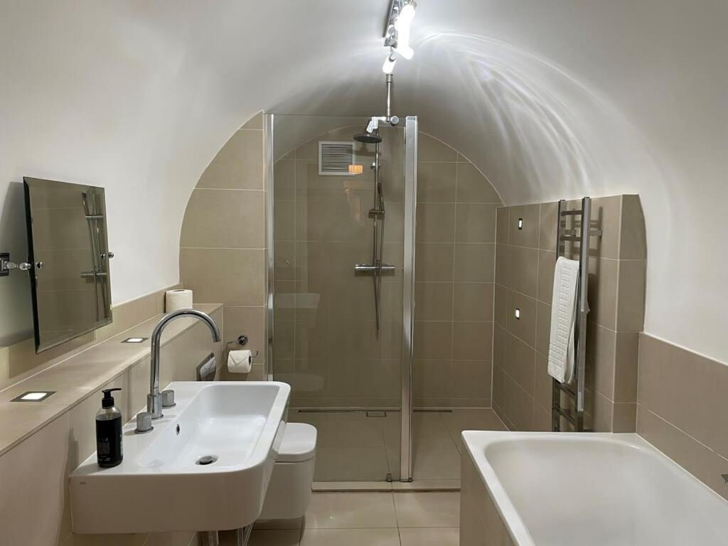 شقة Beautiful 3 Bed Basement Flat With Garden باث المظهر الخارجي الصورة